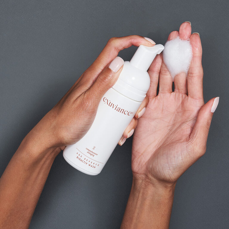 Bild till sociala medier Exuviance Age Reverse BioActiv Wash 1
