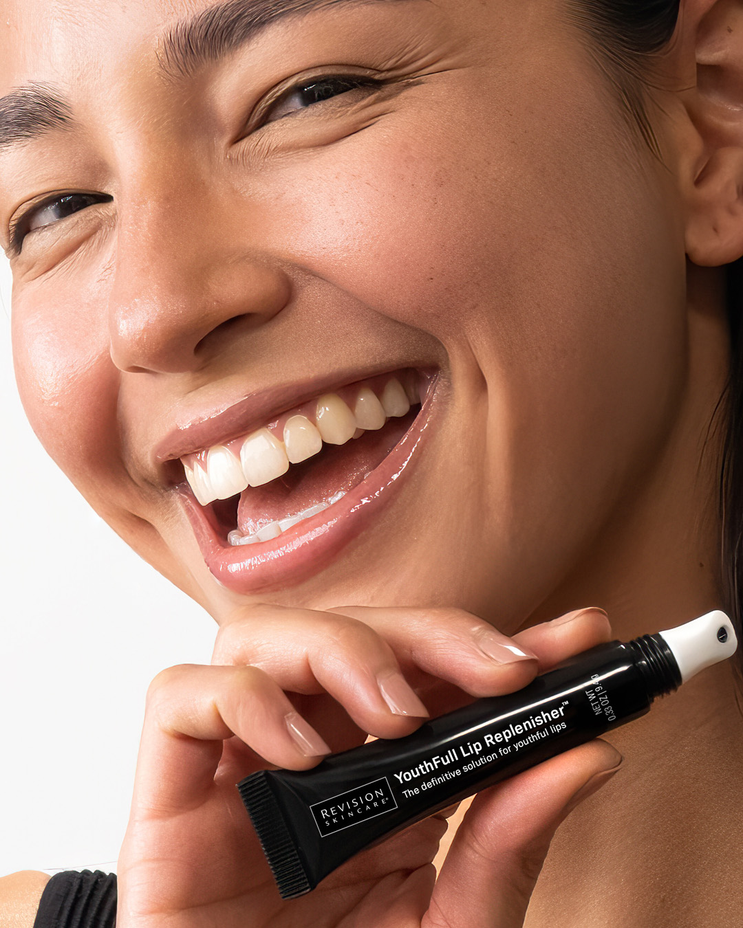 Bild till sociala medier Revision Skincare YouthFull Lip Replenisher modell