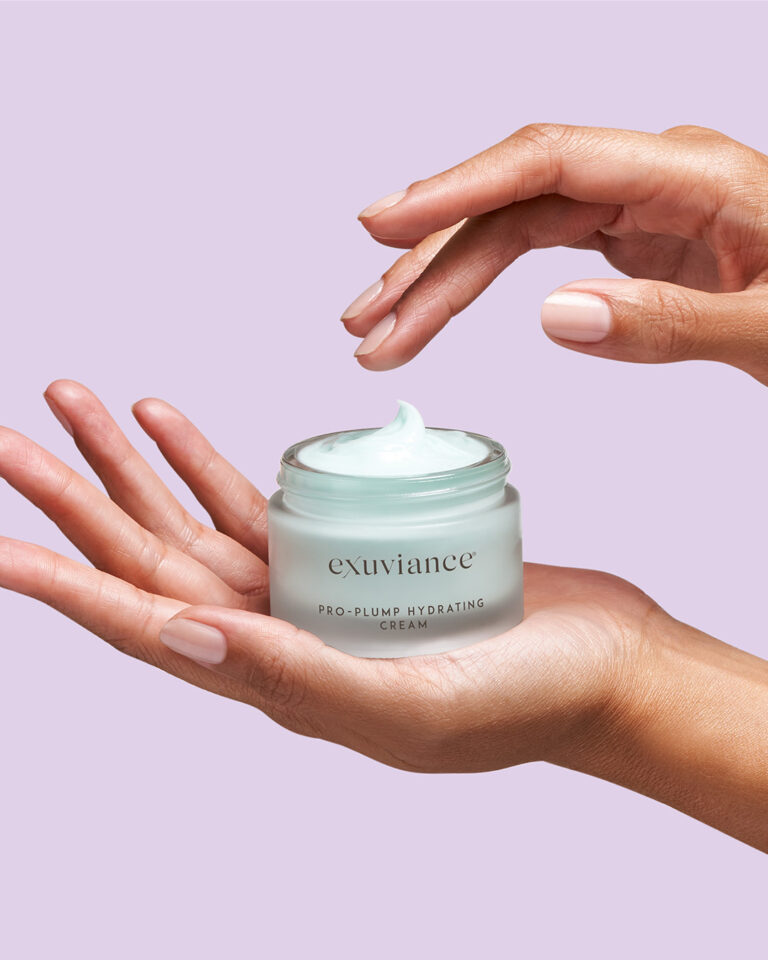 Bild till sociala medier Exuviance Pro-Plump Hydrating Cream händer rektangel