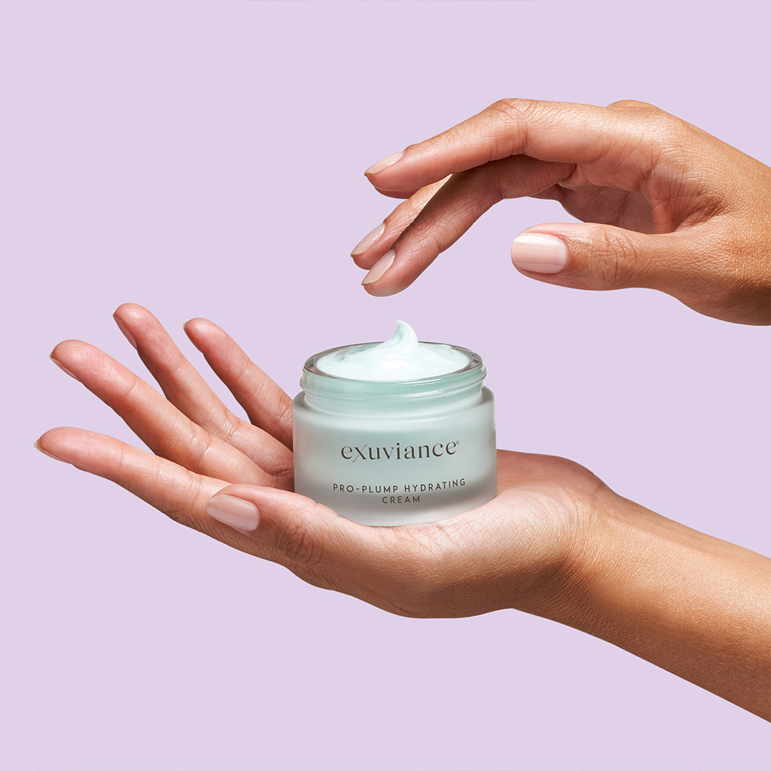 Bild till sociala medier Exuviance Pro-Plump Hydrating Cream händer fyrkantig