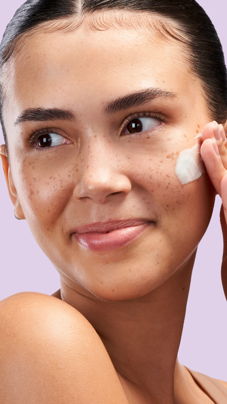 Bild till sociala medier Exuviance Pro-Plump Hydrating Cream modell story