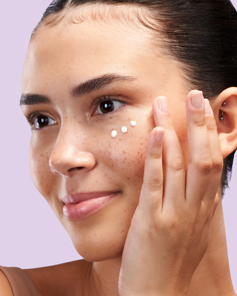 Bild till sociala medier Exuviance Pro-Plump Hydrating Eye Cream application post