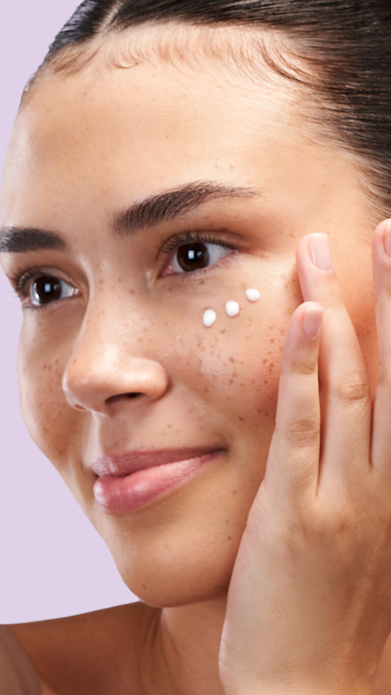 Bild till sociala medier Exuviance Pro-Plump Hydrating Eye Cream application story