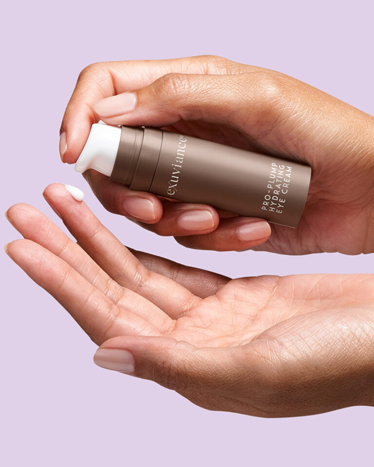 Bild till sociala medier Exuviance Pro-Plump Hydrating Eye Cream hands post
