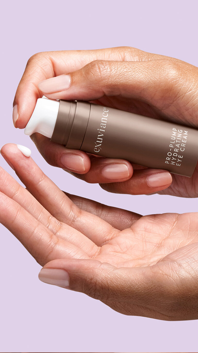 Bild till sociala medier Exuviance Pro-Plump Hydrating Eye Cream hands story