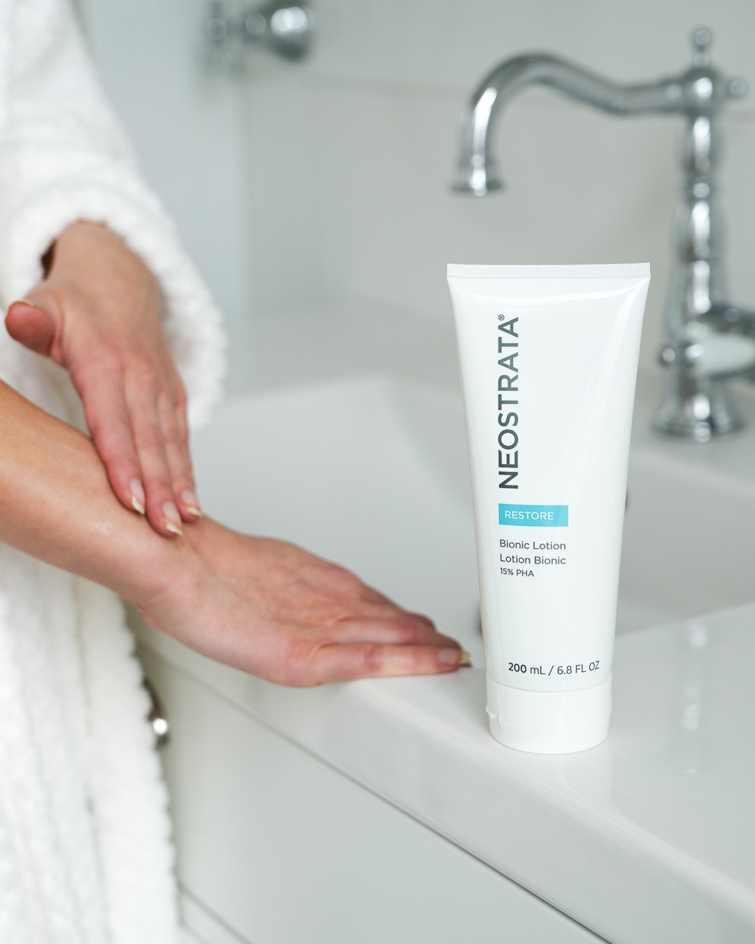 Bild till sociala medier NEOSTRATA Bionic Lotion lifestyle