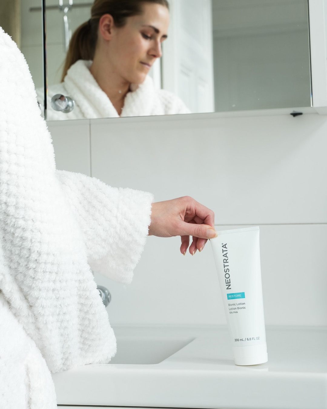 Bild till sociala medier NEOSTRATA Bionic Lotion lifestyle