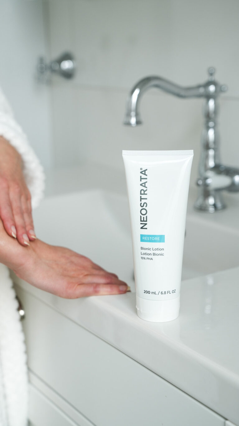 Bild till sociala medier NEOSTRATA Bionic Lotion lifestyle story