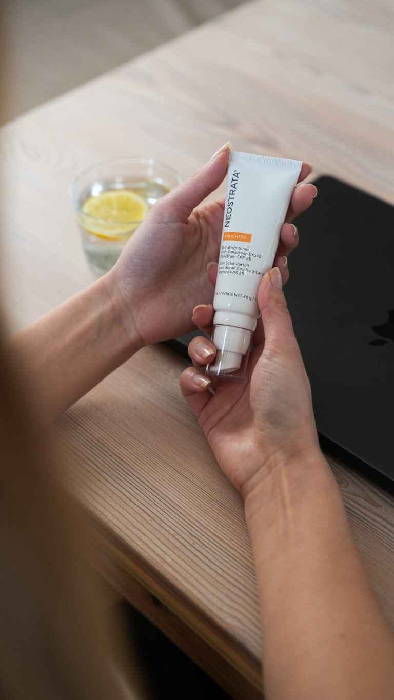 Bild till sociala medier NEOSTRATA Skin Brightener lifestyle story