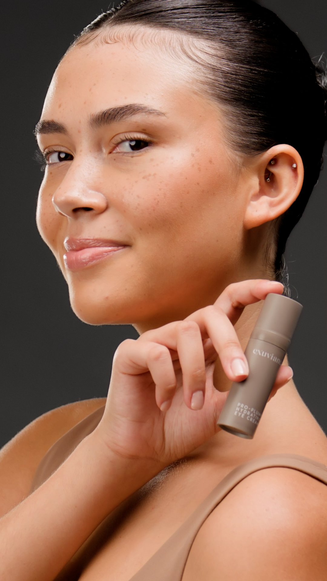 Video till sociala medier Exuviance Pro-Plump Hydrating Eye Cream story NO TEXT