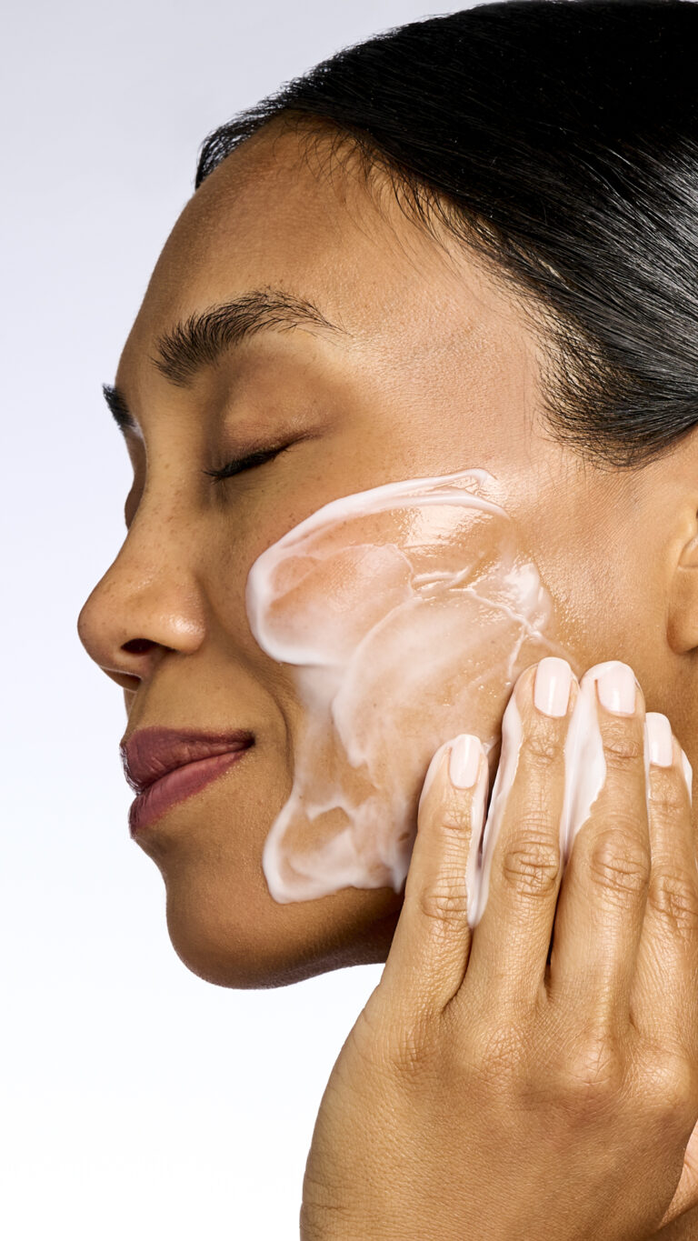 Bild till Sociala Medier NEOSTRATA PHA Cream Cleanser model story